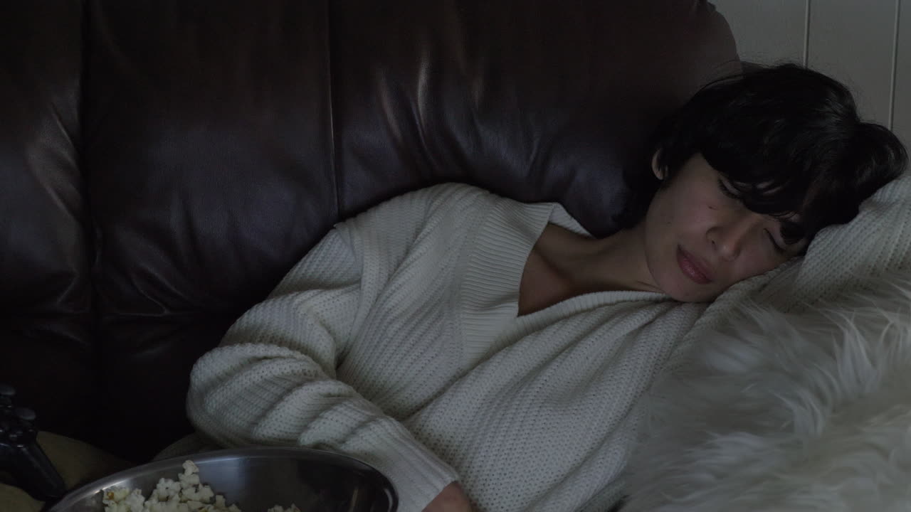 hermosa mujer viendo televisión y luego se quedó dormida - primer plano