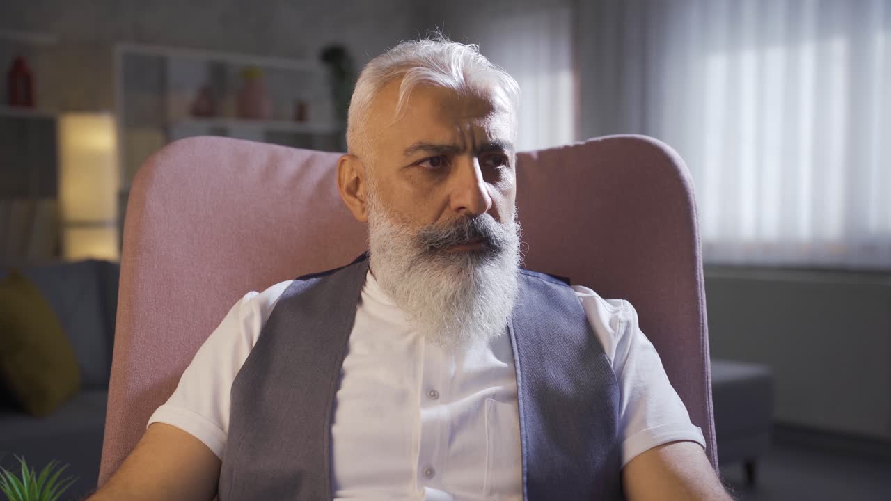 집에서 혼자 울고 있는 성숙한 남자.