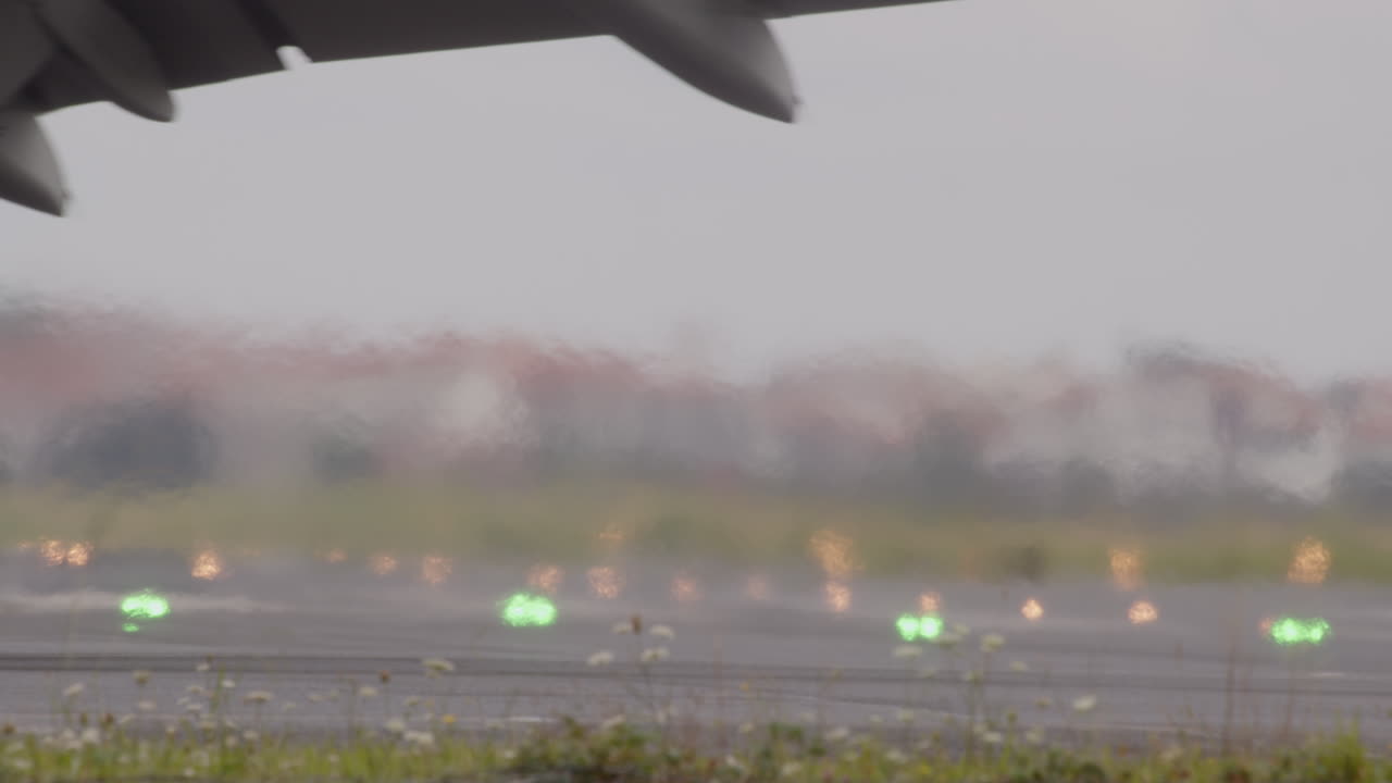 안개 속 의 은 활주로 에서 비행기 가 택시 를 타고 있다