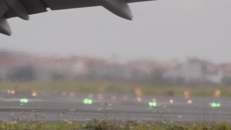 avión rodando en pista húmeda en la niebla