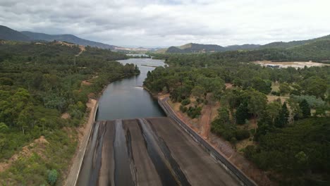 aerial sobre el vertedero en el lago eildon y mirando hacia el río goulburn en victoria, australia