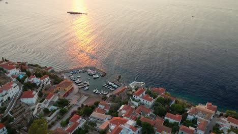 Pequeña-Bahía-En-Hidra-Grecia,-Vista-Aérea,-Kamini