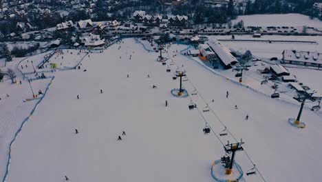 Vista-Aérea-De-Abejón-De-Pista-De-Esquí-Ocupada---Pistas-De-Invierno-De-Zakopane