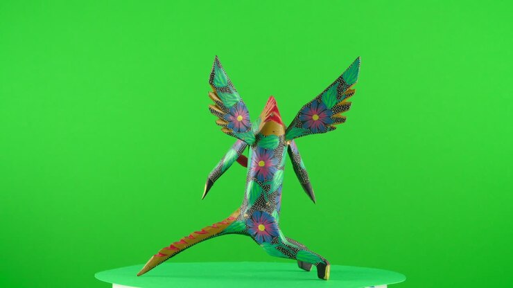 Artigianato messicano Alebrije del Dia de Muertos in legno su sfondo verde, fondale per sostituzione con chroma key, oggetto su un piatto girevole in loop di rotazione 3D