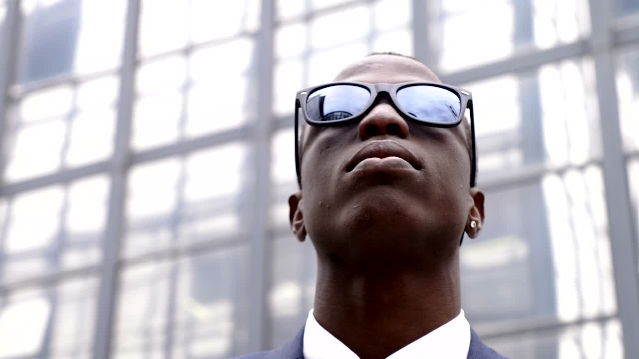 잘생긴 흑인 미국인 사업가입니다. 도시에서 리더십, 성공