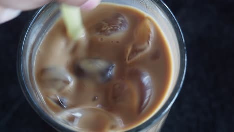 café helado con paja
