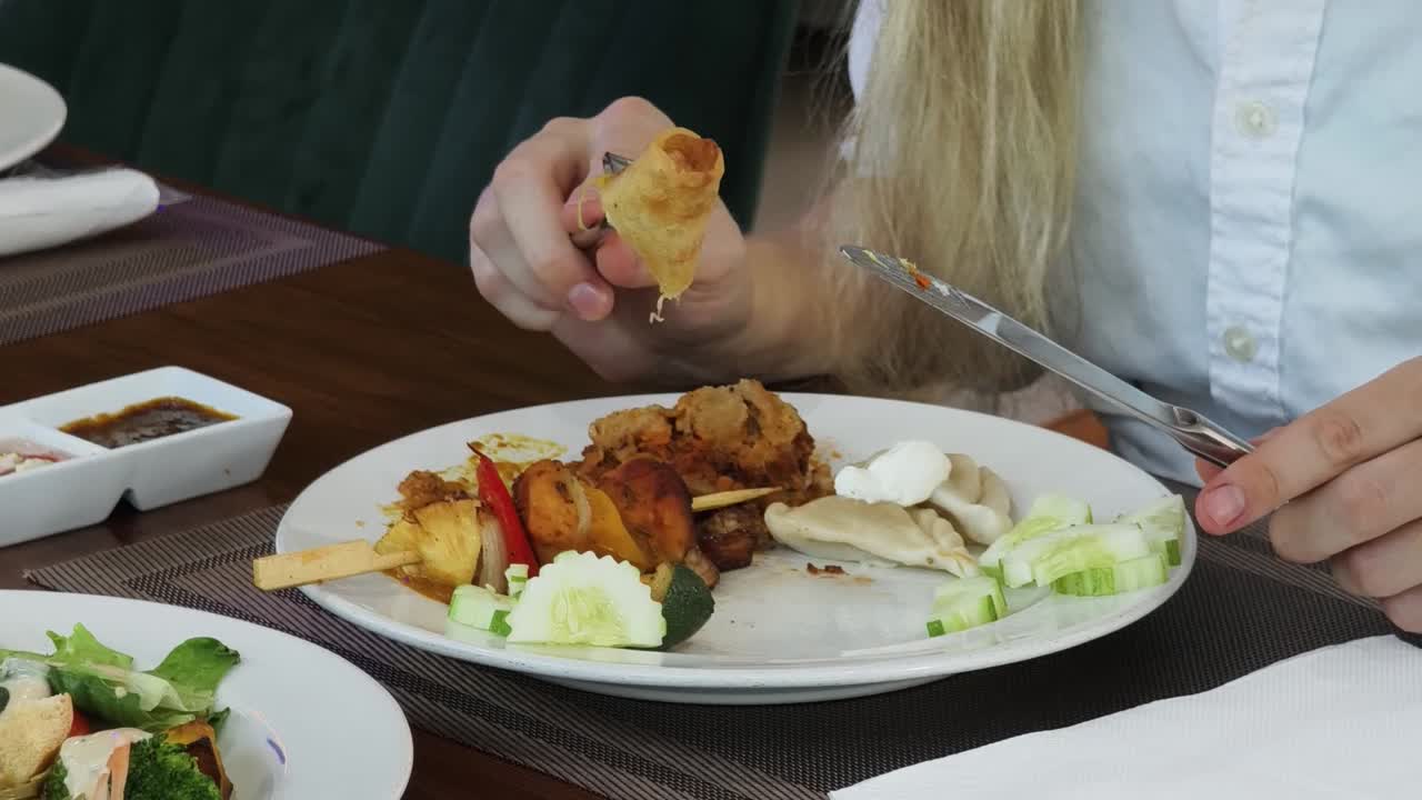 mujer comiendo una comida en un restaurante buffet