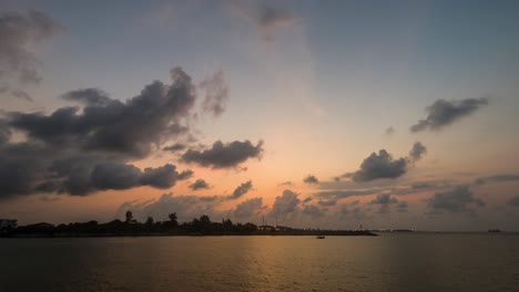 un lapso de tiempo de un amanecer dramático desde la noche hasta el anochecer con nubes moviéndose en el tiro y el sol revelando sobre el horizonte, tailandia