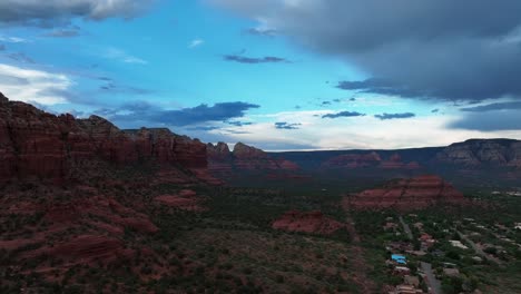 widok czerwonych formacji skalnych na pochmurne błękitne niebo w sedona, arizona, usa