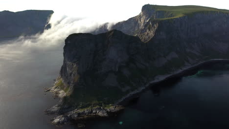 Amplias-Imágenes-De-Drones-De-La-Isla-De-Vaeroy,-Una-Parte-De-Las-Islas-Lofoten-En-Noruega