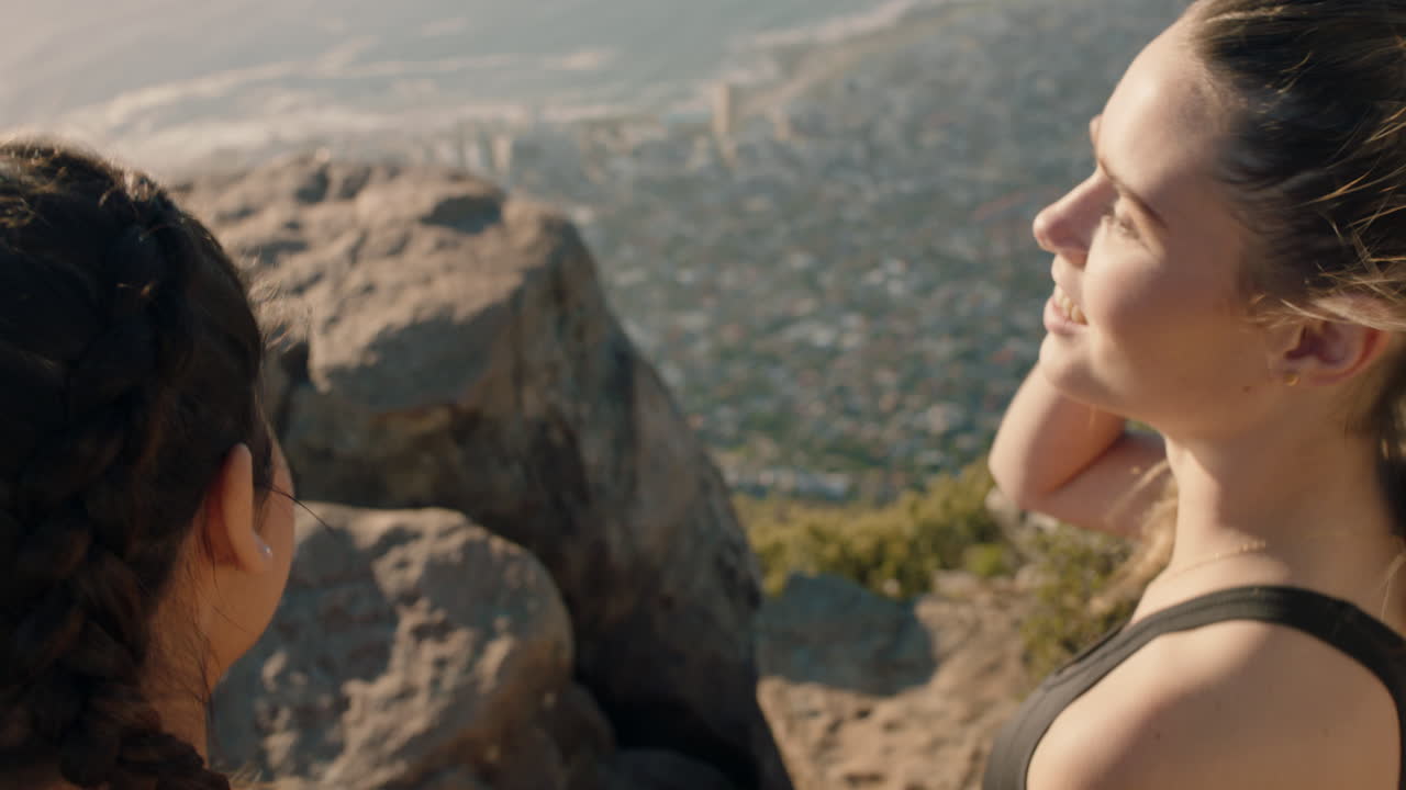 행복한 여자 친구 고등 다섯 성공을 축하 산 등반 하이킹 도전 재미 야외 모험 성취