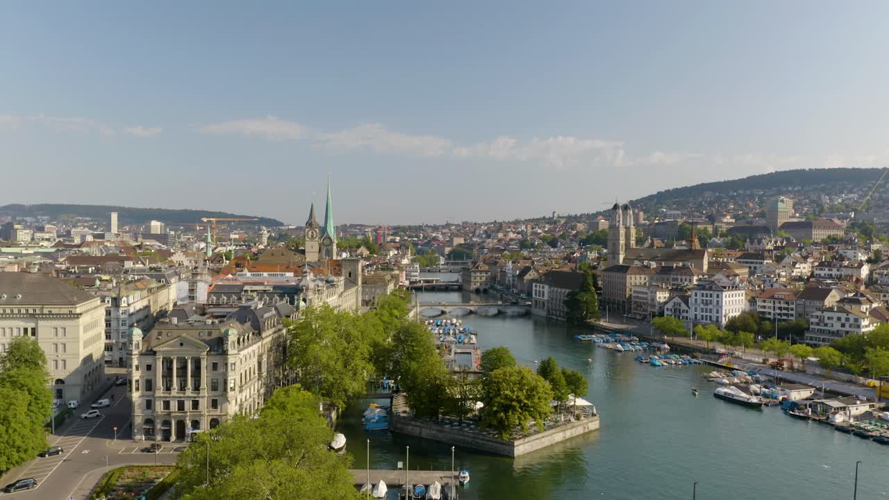 toma aérea descendente del casco antiguo de zurich junto al río lemmat