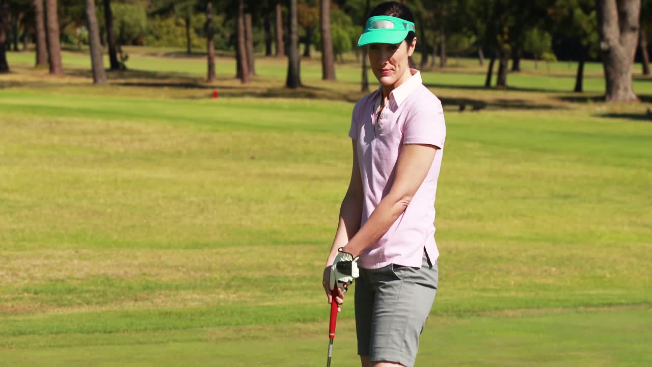 Kadın golf oyuncusu golf oynuyor