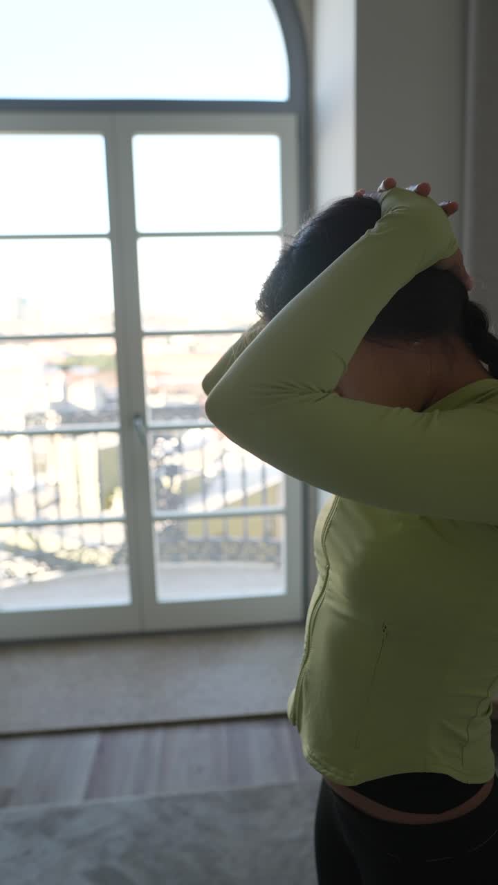 가정 내부 에서 스트레칭 하는 여자