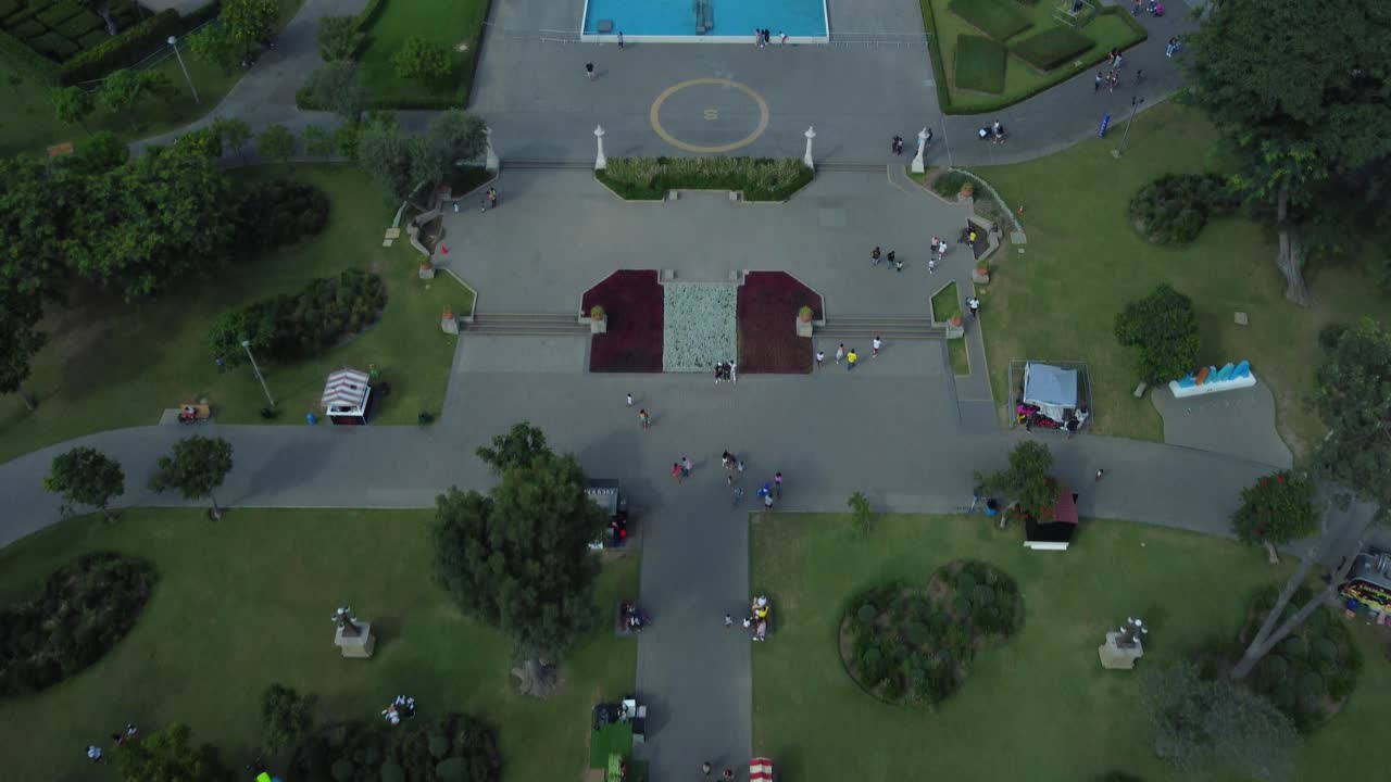 분수가 많은 "circuito magico de agua"라는 워터파크의 4k 비디오