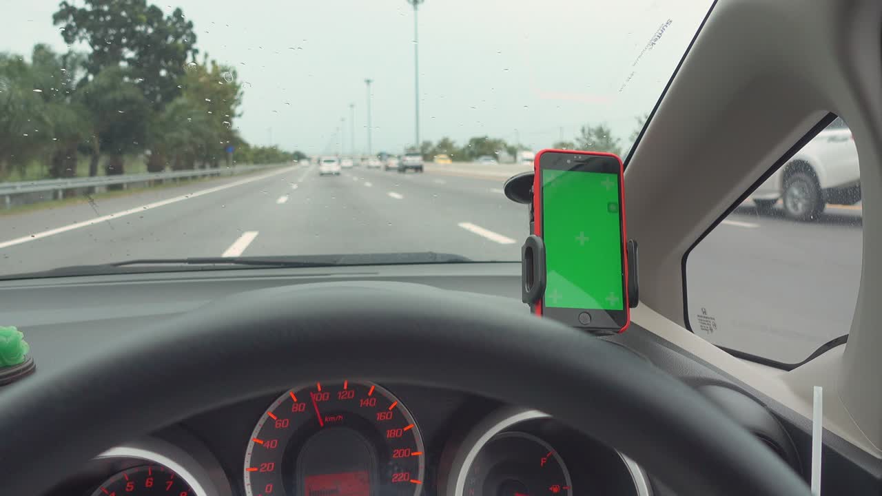 el mapa de navegación gps en el teléfono inteligente moderno dispositivo de pantalla verde montado