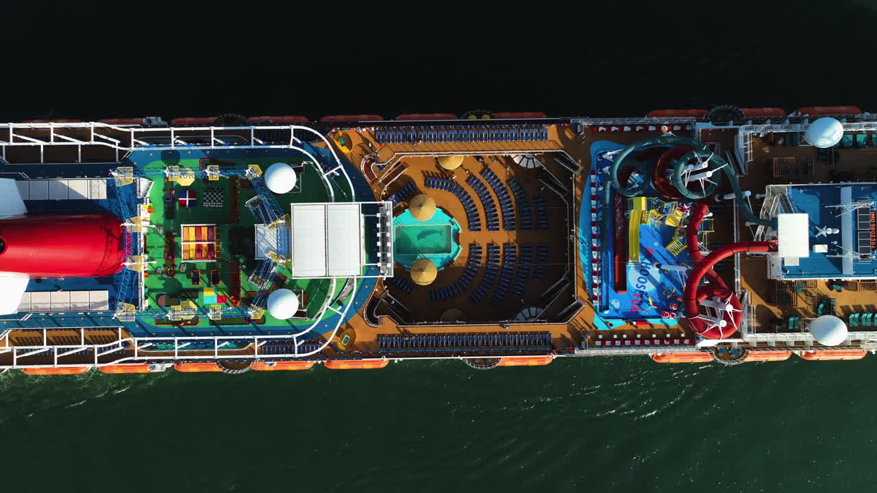 ⁇ 은 날 에 럭셔리 보이저 위 에 올라 있는 공중 뷰 - 위 아래, 드론  ⁇