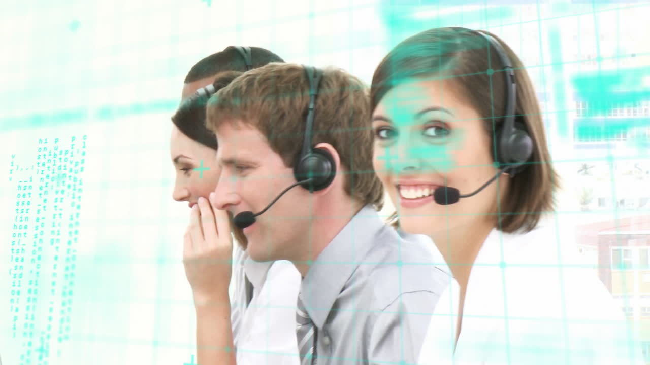 animación del procesamiento de datos sobre personas de negocios que usan auriculares telefónicos