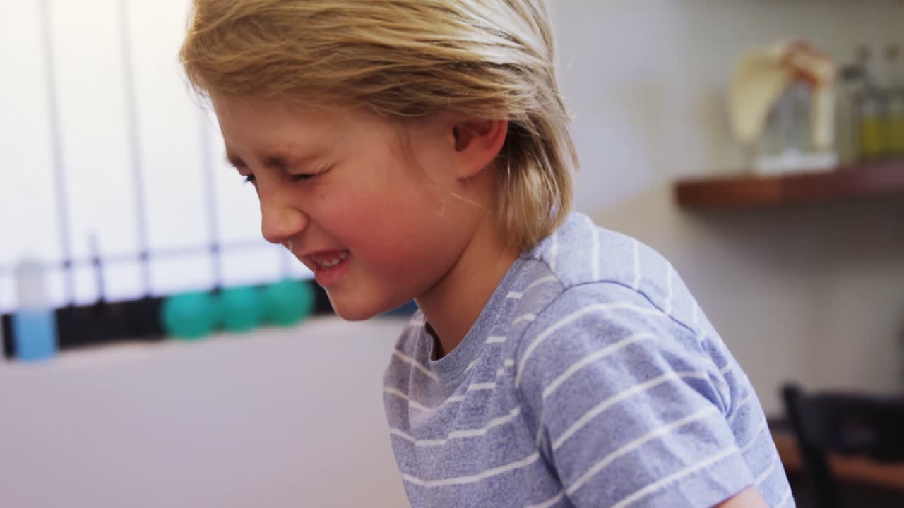 Bambino con il mal di stomaco 4k
