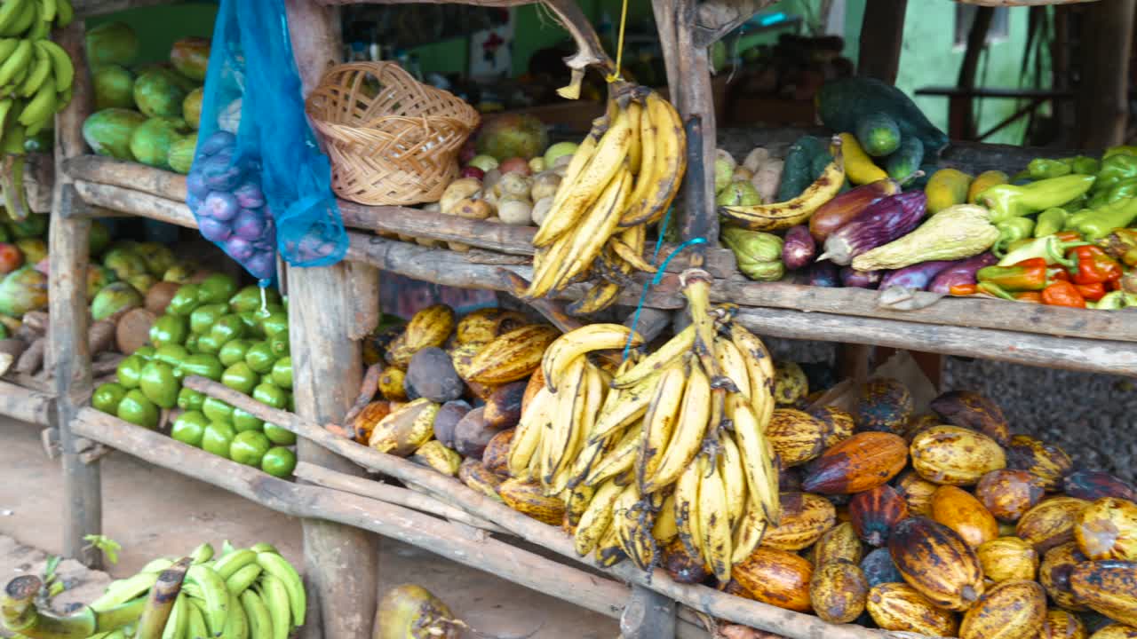 tienda de frutas y verduras en el mercado tropical en la calle, península de samana, república dominicana