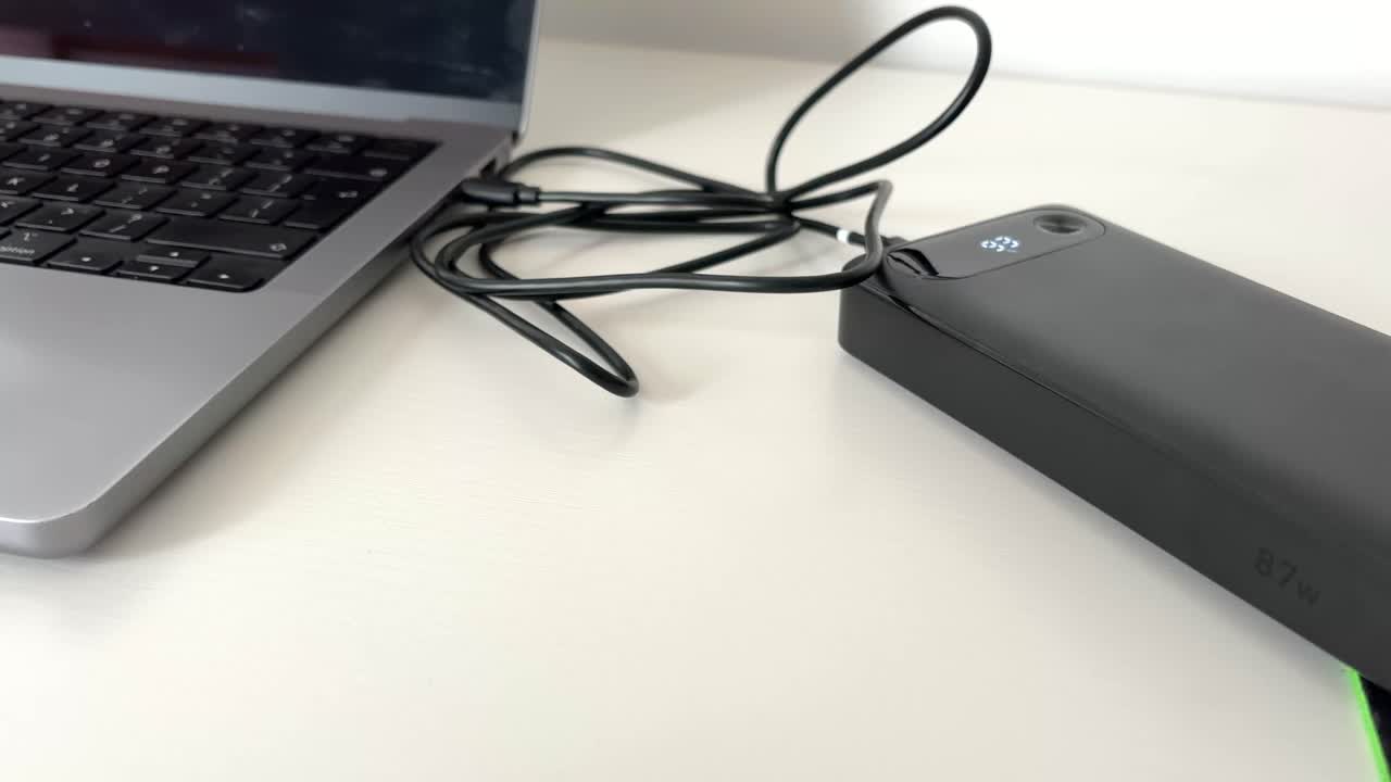 Large capacity portable power bank charging station fast charger macbook pro laptop