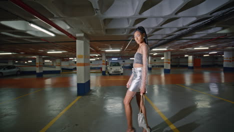 sexy morena paseando por la noche coches lugar solo vista lateral. modelo mirando cámara