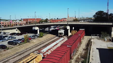 toma aérea del tren de carga pasando por debajo de un puente
