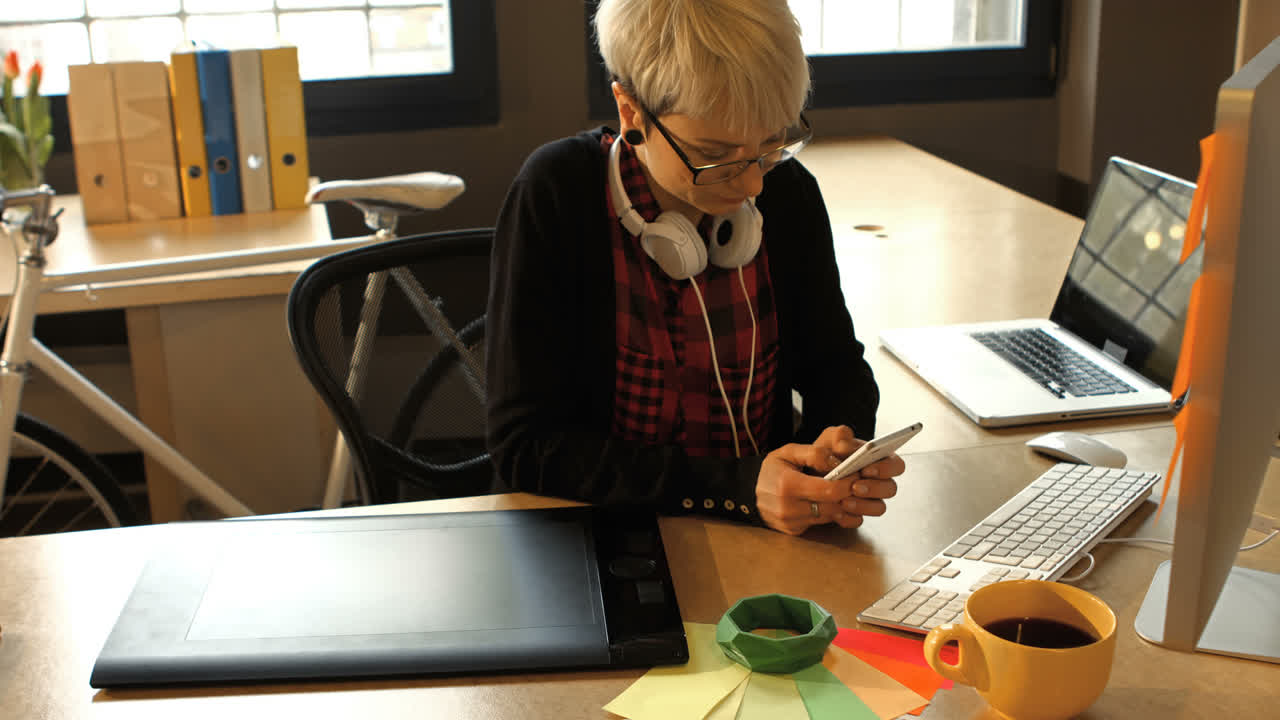 diseñadora gráfica con teléfono móvil