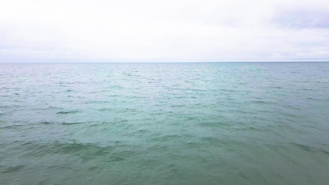 낮 동안 열대 파란색과 초록색의 바다 위에서 천천히 공중 돌리  ⁇