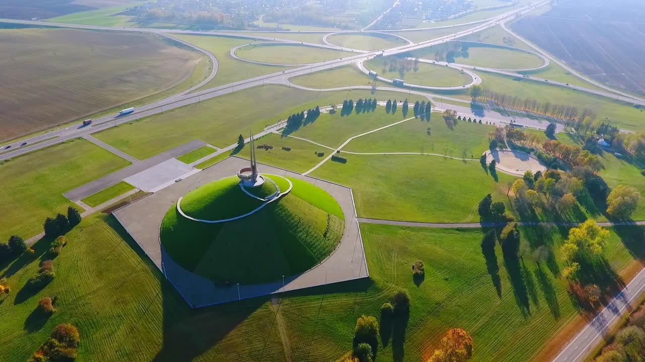 고속도로 교차로에 있는 역사적인 기념물. 공중 풍경 도시 기념물