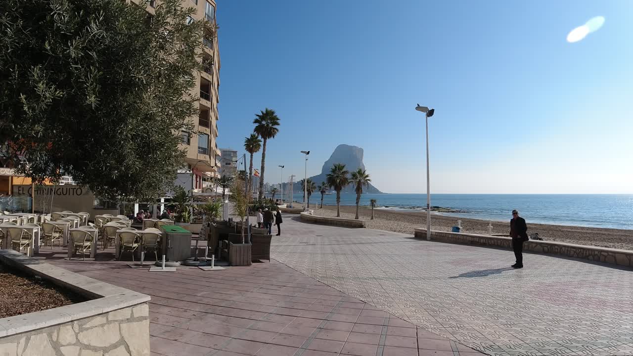 Calpe, Alicante, Spagna, passeggiata mattutina lungo il lungomare con vista sul mare e sul Parco Nazionale del Peñón de Ifach