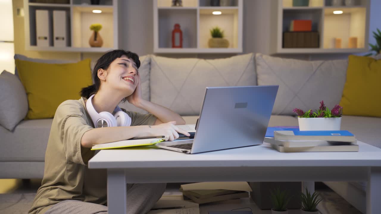 사랑에 빠진 젊은 여자가 전화로 문자 메시지를 보내고 있습니다.