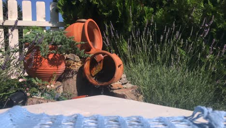 un arroyo de agua que fluye a través de tres macetas de barro