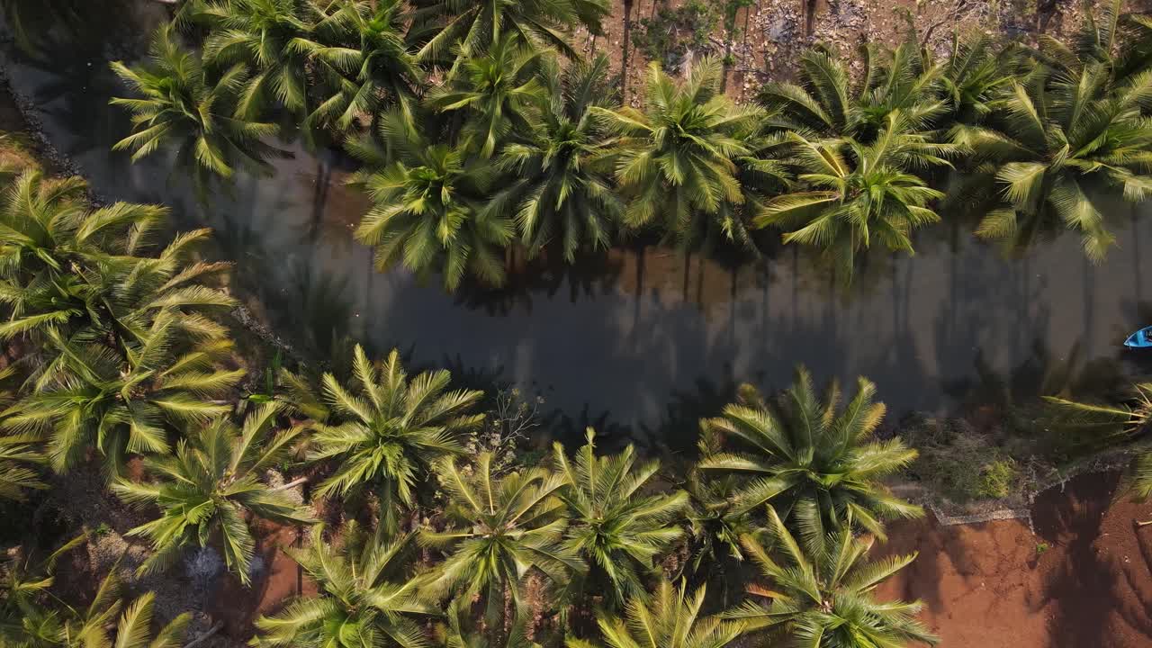 인도네시아 파키탄 의 코 ⁇  강 에서 운행 하는 파란색 배 들 의 공중 사진