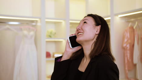 mujer asiática en la tienda de vestidos de novia