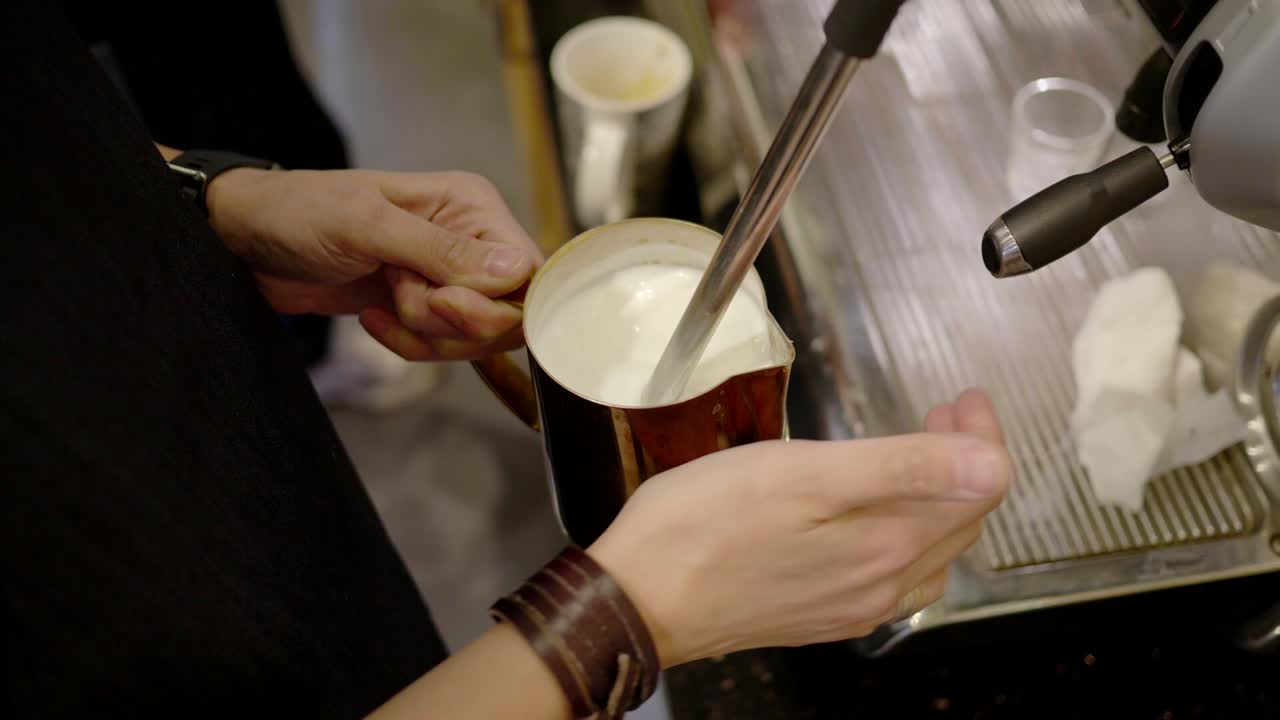 바리스타 가 우유 를 증기 시키고 우유  ⁇  을 끄는 것
