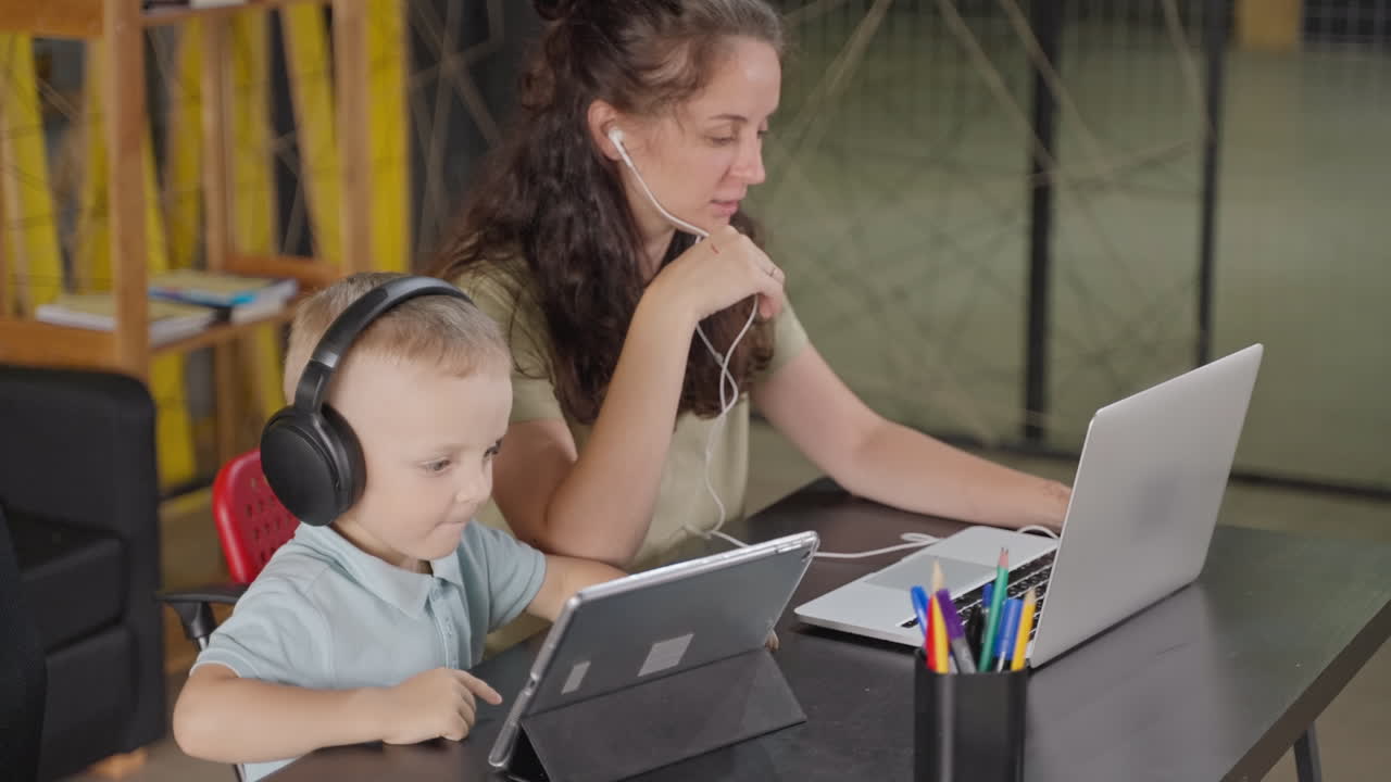 madre e hijo trabajando desde casa