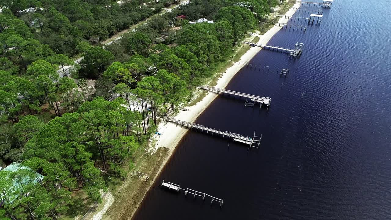 플로리다 주 파나시아의 오크로코니 만 기슭을 따라 있는 주택들