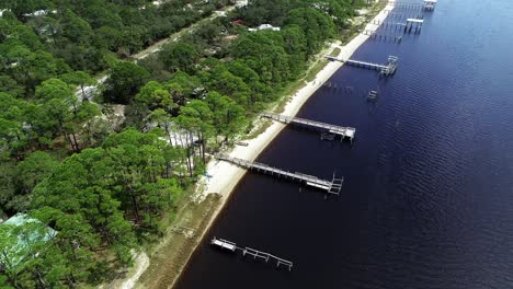 Häuser-Entlang-Der-Küste-Der-Ochlockonee-Bay-In-Panacea,-Florida