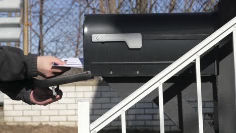 getting the mail inside the mailbox 4k