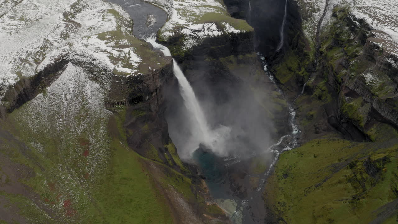 vista aérea de la cascada de haifoss en islandia