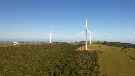 Vista-Aérea-De-Molinos-De-Viento-Al-Lado-Del-Océano-En-Sudáfrica