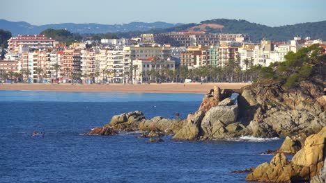 playa roca paraíso lloret de mar playa europea en mediterraneo españa casas blancas mar en calma azul turquesa begur costa brava ibiza