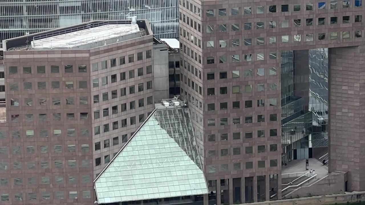 Vista elevada de modernos edificios de oficinas que rodean un atrio de cristal piramidal en Londres
