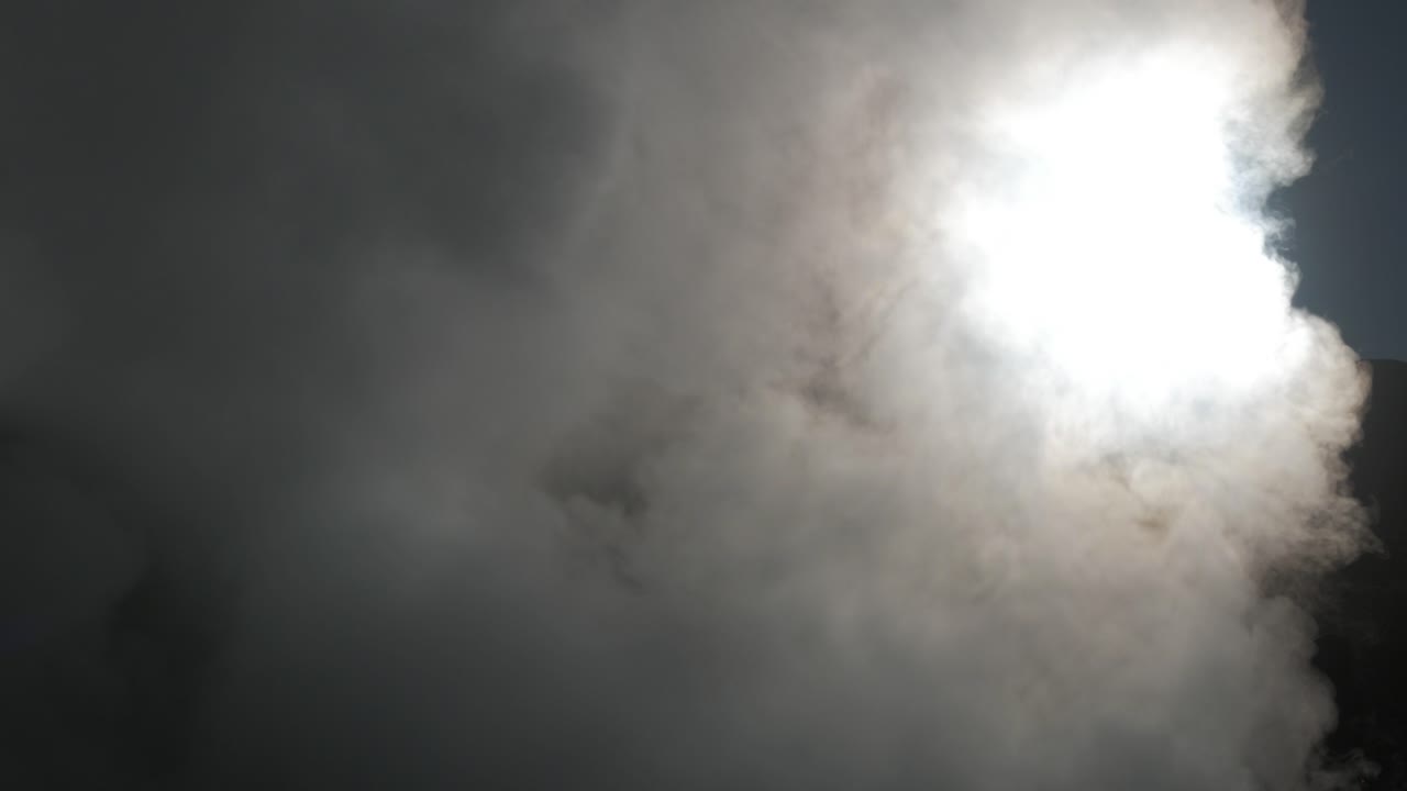 большое поле гейзеров высвобождает пар на рассвете в пустыне.