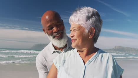 Sonriente-Pareja-Afroamericana-Senior-Abrazándose-En-La-Playa