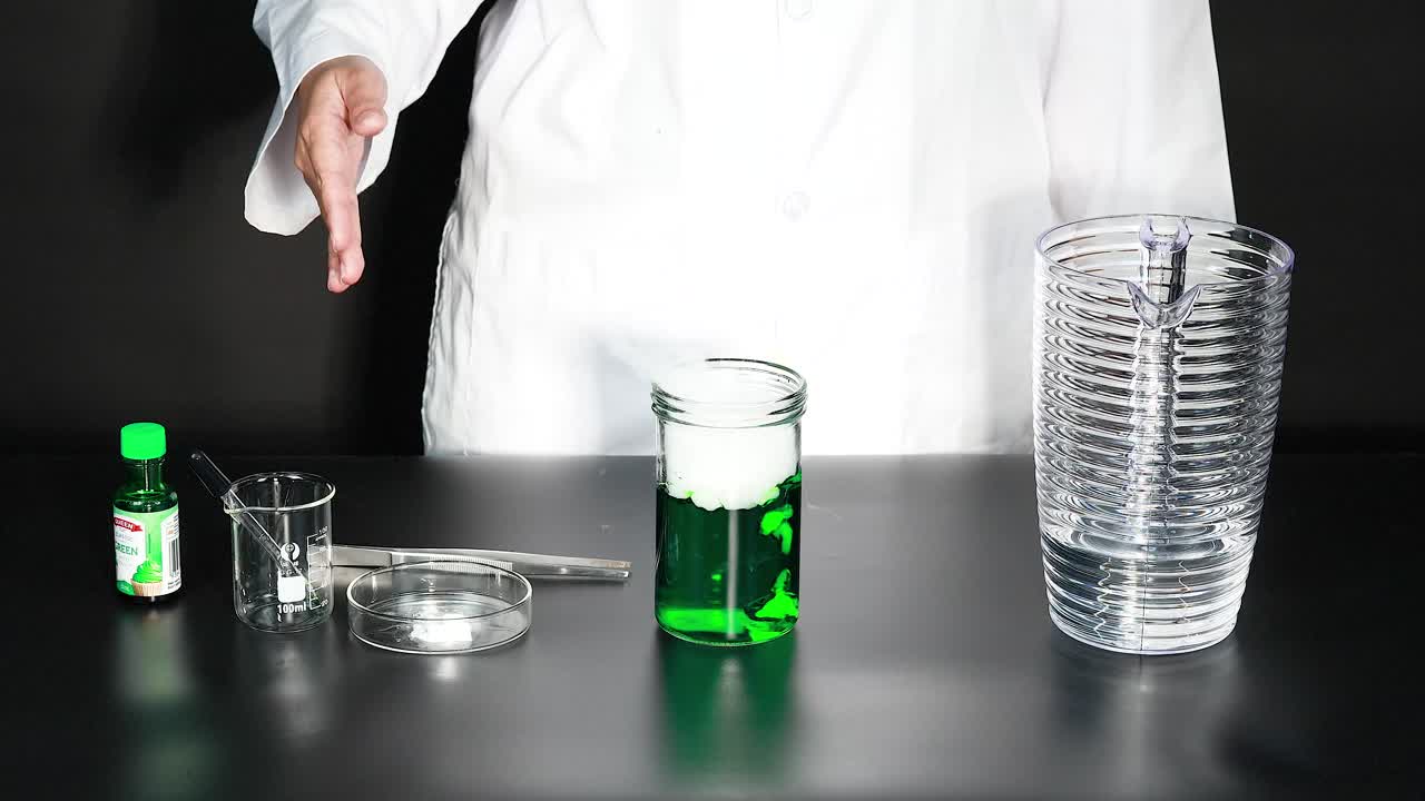 demostrando la reacción del hielo seco con el líquido