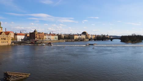 Blick-Auf-Die-Moldau-Und-Die-Insel-Střelecký-Von-Der-Karlsbrücke,-Prag,-Tschechische-Republik