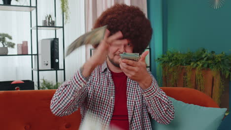 hombre rico feliz mostrando desperdicio o tirando dinero alrededor gesto de la mano, ganancia ganar lotería, compartir