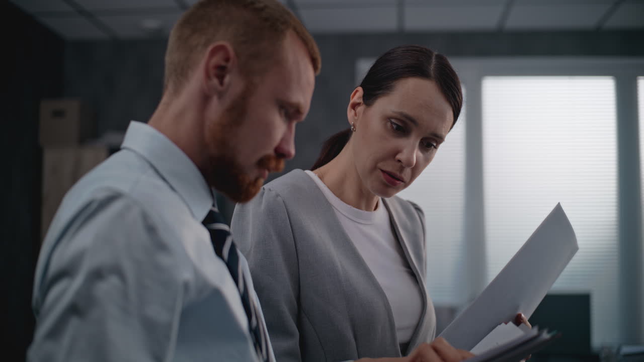 colegas de negocios revisando documentos